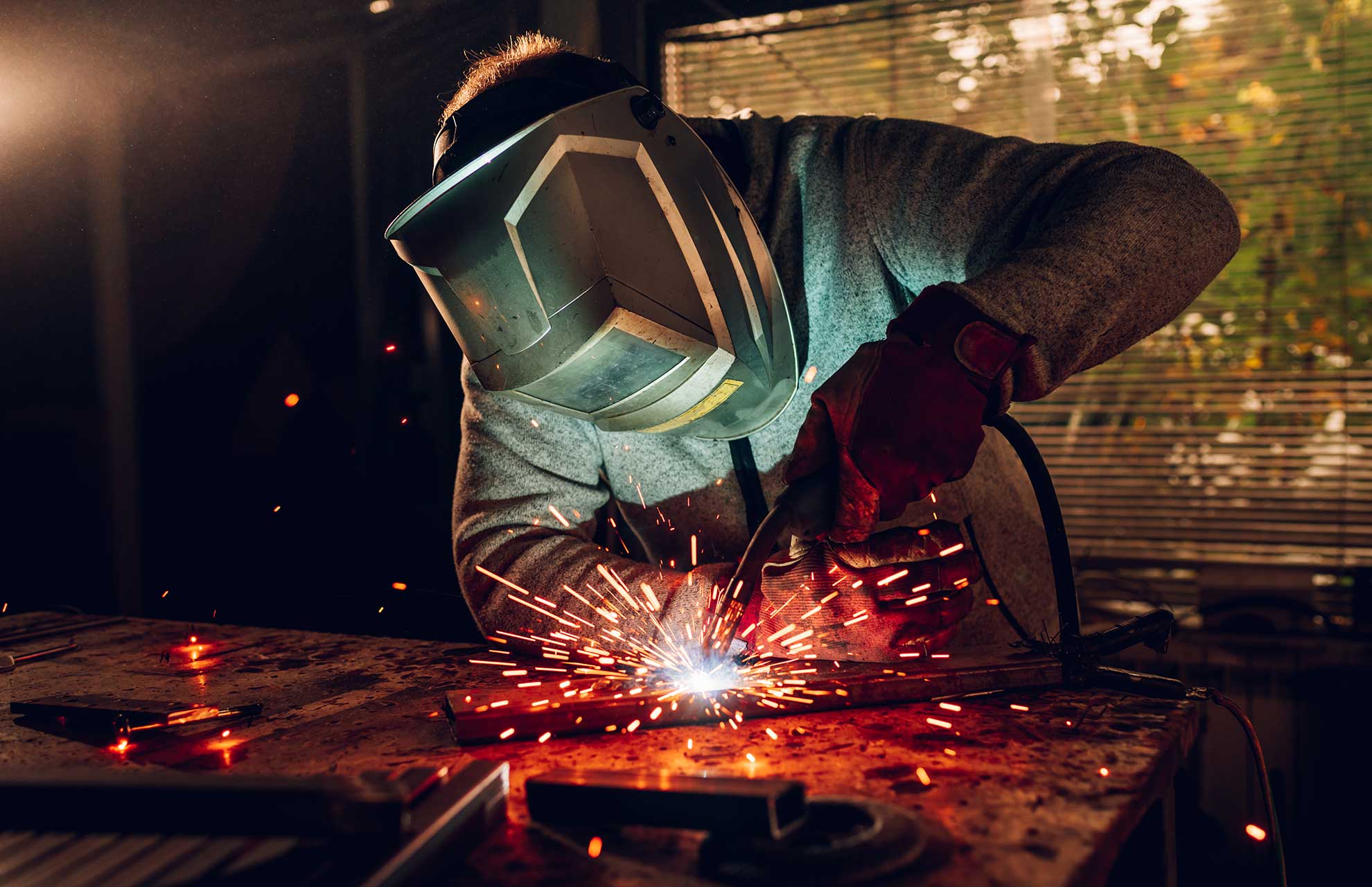 man-worker-welding-metal-with-welding-machine-in-a-7GZ6F8P.jpg